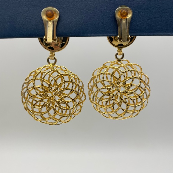 Clip on earring with gold tone gold tone netting - Picture 2 of 3